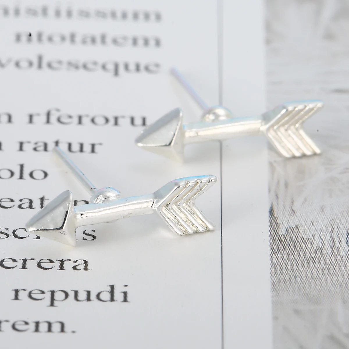 1 пара модные крошечная стрела серьги-гвоздики шармы с узорным узором женские