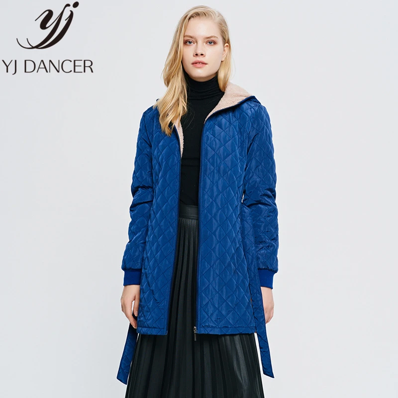 Женская куртка с капюшоном зимняя легкая утепленная длинными рукавами