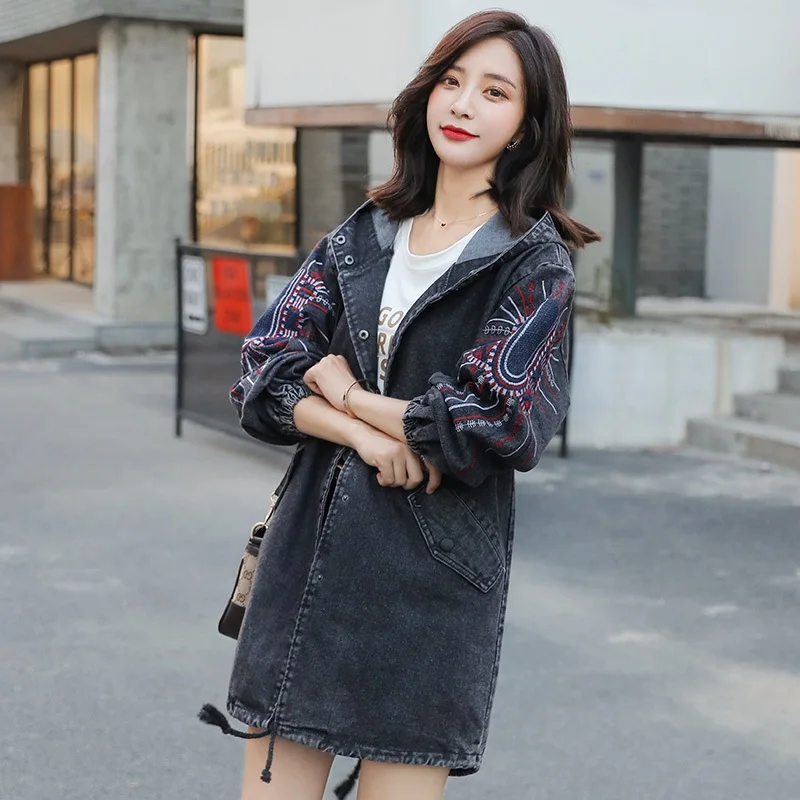 Женская джинсовая куртка средней длины с капюшоном и вышивкой| |