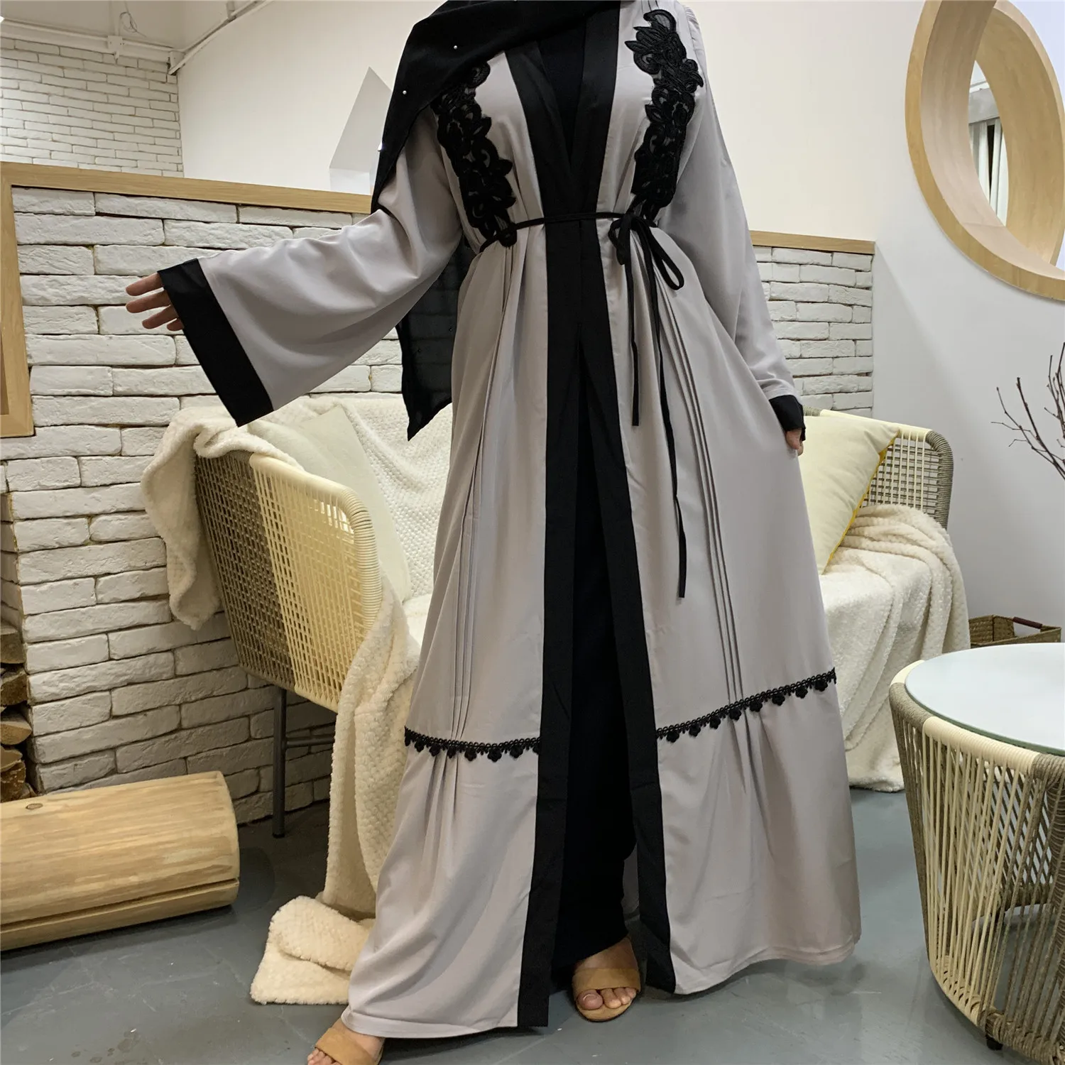 2021 New Middle East Dubai Islamic Muslim Fashion Cardigan Slim Body Embroidered Tie Temperament Robe Abayas for Women