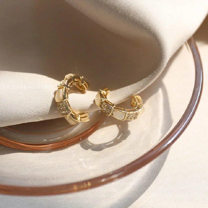 

ZDMXJL Fahion C Shape Shell Women's Earrings Fine Geometry Half Round Earrings for Women Bijoux Korean Jewelry Gifts Wholesale