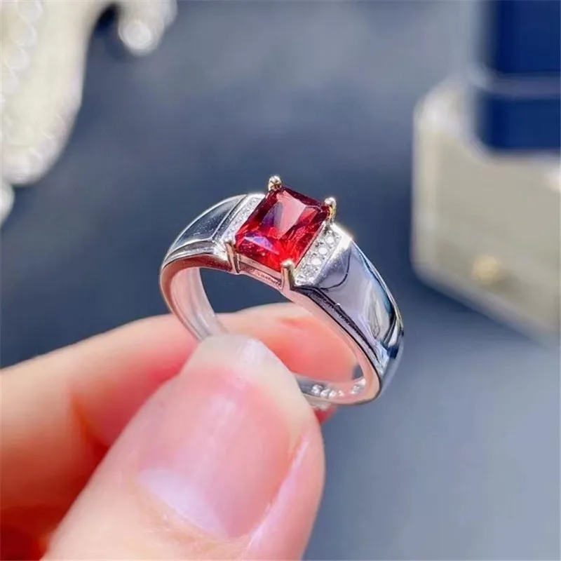 

New women's 925 silver inlaid natural garnet ring, exquisitely crafted,simple and elegant,jewelry must be brought to the banquet