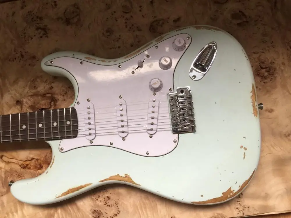 En stock Guitarra elуглеводородная рельефная древесина. El día se desvanece para hacer повторные