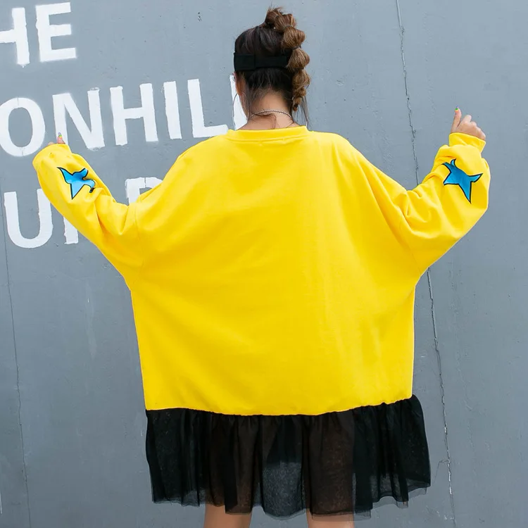 Женская футболка с длинным рукавом желтая длинная юбка выше колена красивым