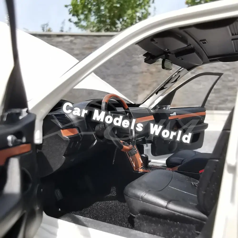 Литая под давлением модель автомобиля для S600 (белый) 1:18 + маленький подарок! |