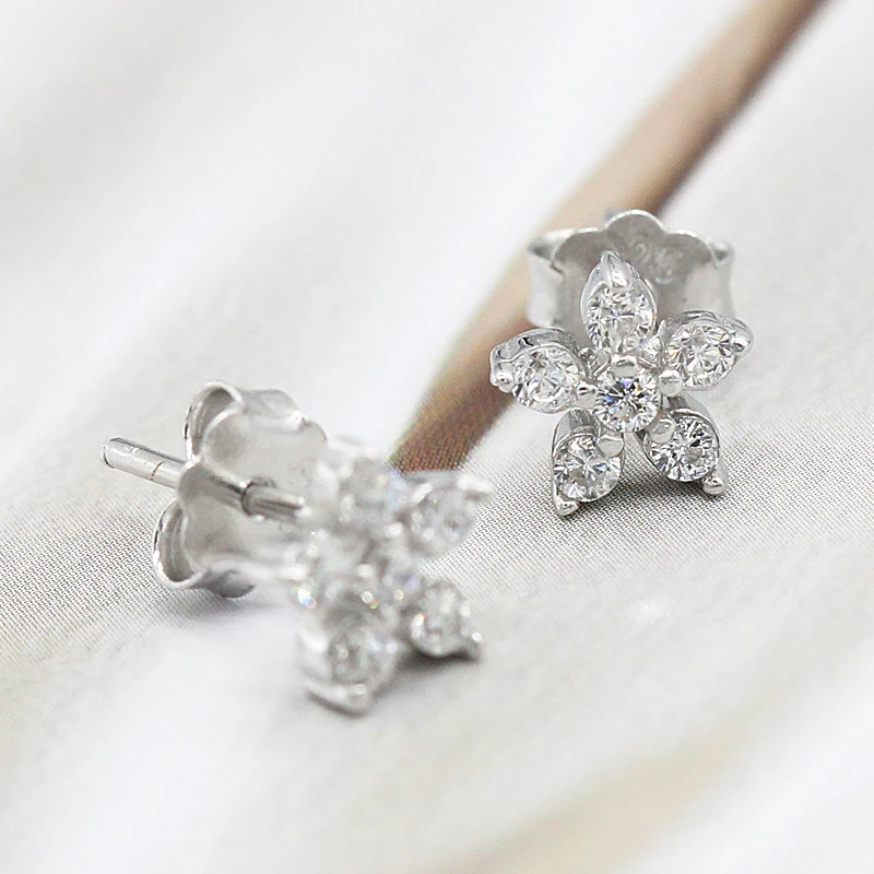 Серьги женские из серебра 925 пробы с искусственными маргаритками и маленькими