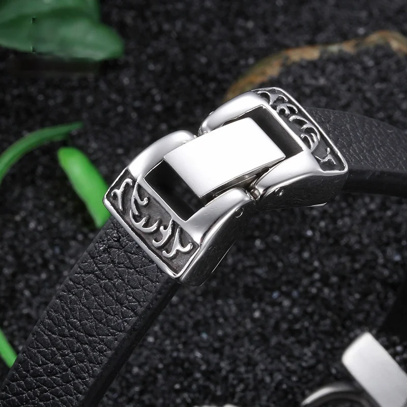 Уникальный мужской браслет из нержавеющей стали с мотоциклетным оберегом и кожаными вставками.