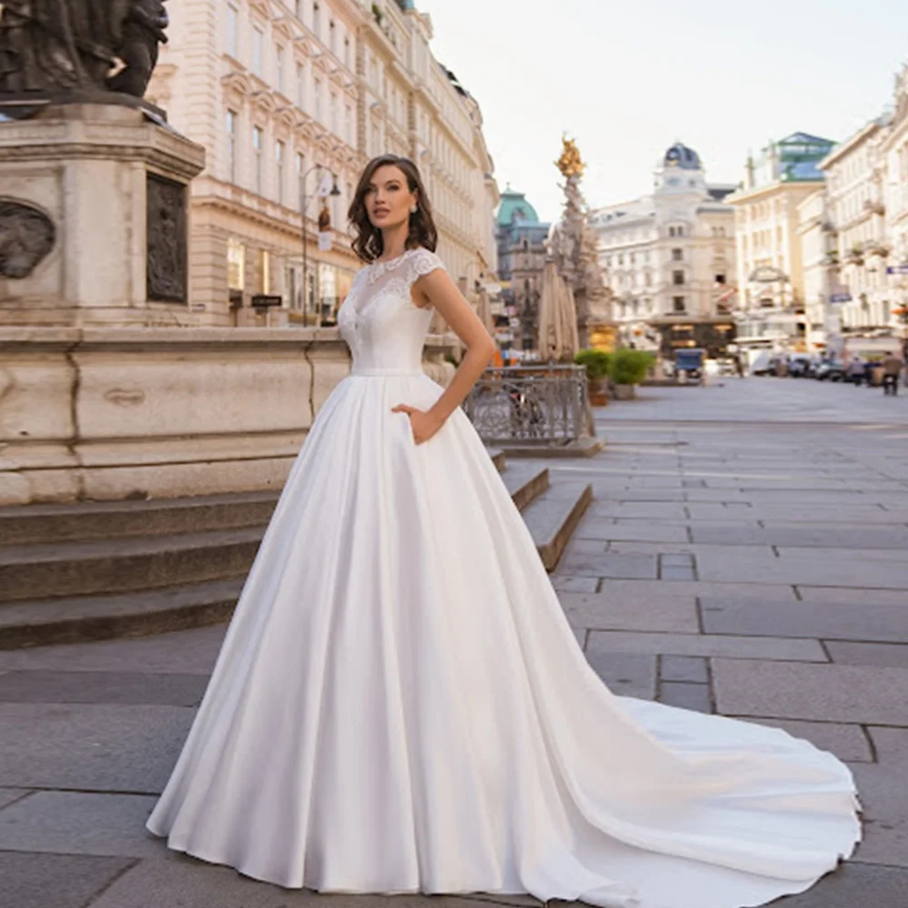 

Elegant Satin Wedding Dresses Sleeveless Lace Appliques Backless O-Neck Ball Gown Bridal Dress Robe