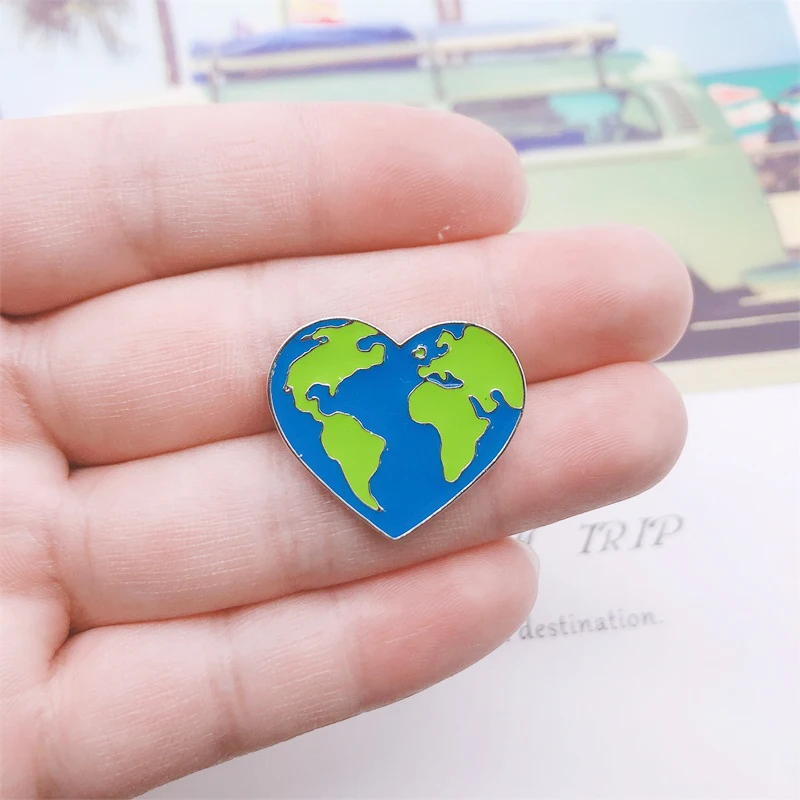 Милая Веселая эмалированная брошь в форме сердца зеленой земли значок из сплава