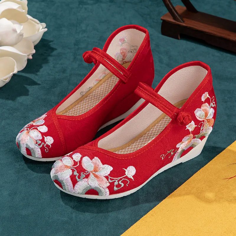 Красивая женская обувь с цветочной вышивкой в китайском старинном стиле ретро