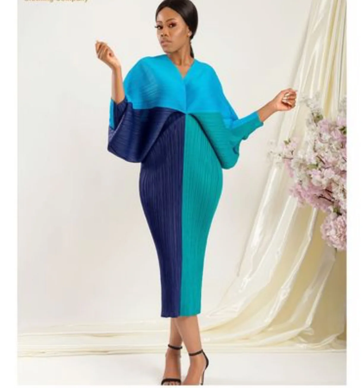 

Miyake pleated lantern bat sleeve 2021 summer new temperament stitching V-neck fold contrast color fashion loose dress