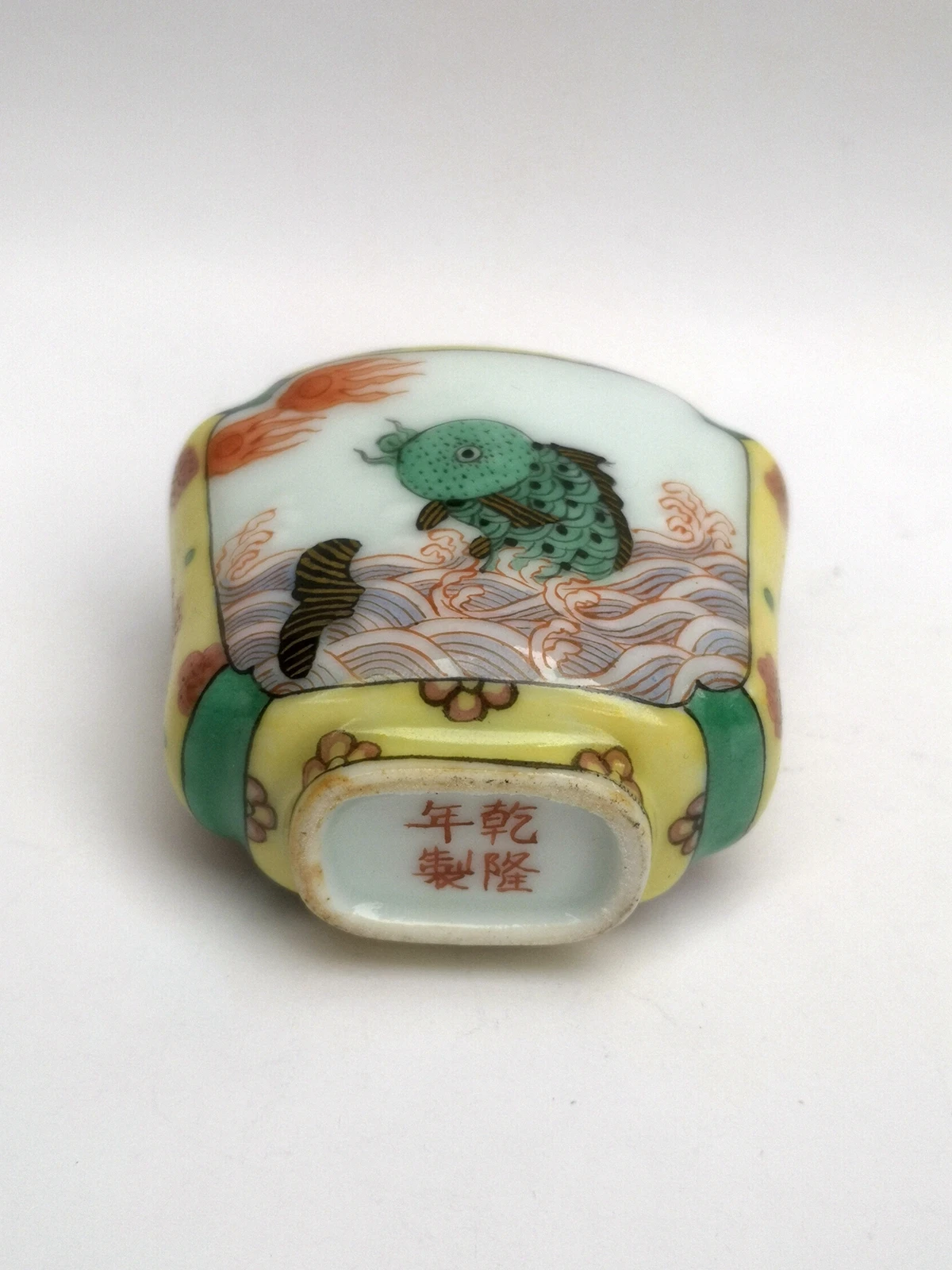 

YIZHU CULTUER ART Unique Signature Old Collected China Porcelain Painting Lovely Fish Snuff Bottle Family Decoration Gift