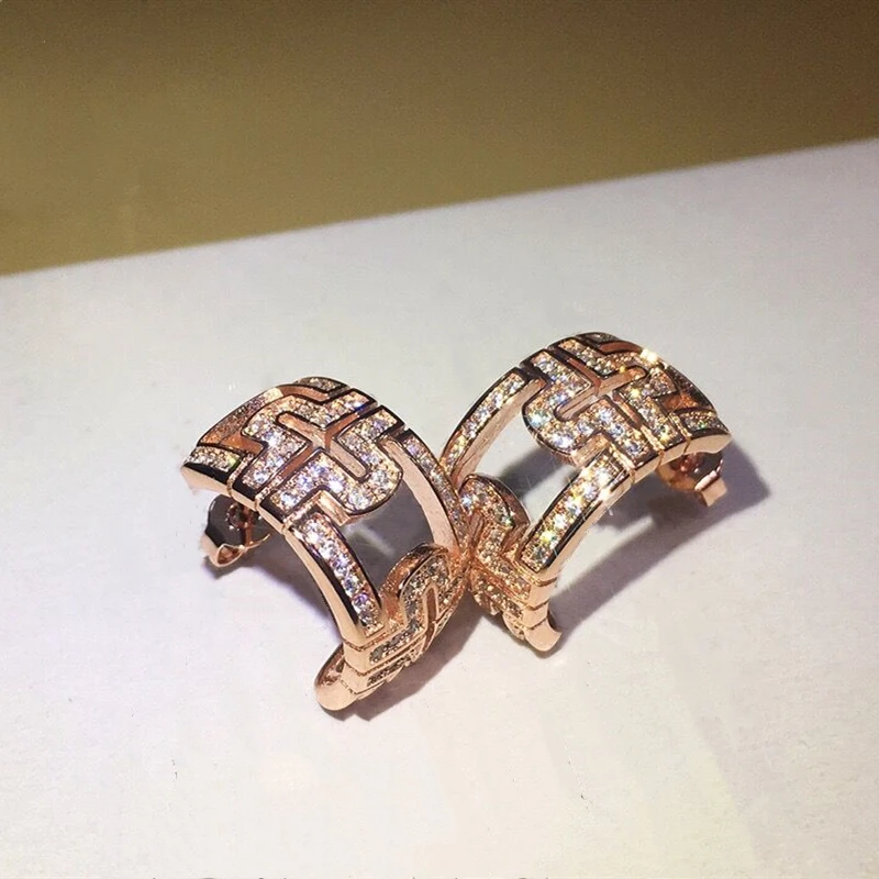 Роскошные женские серьги гвоздики с вырезами из бриллиантов покрытые 18 к