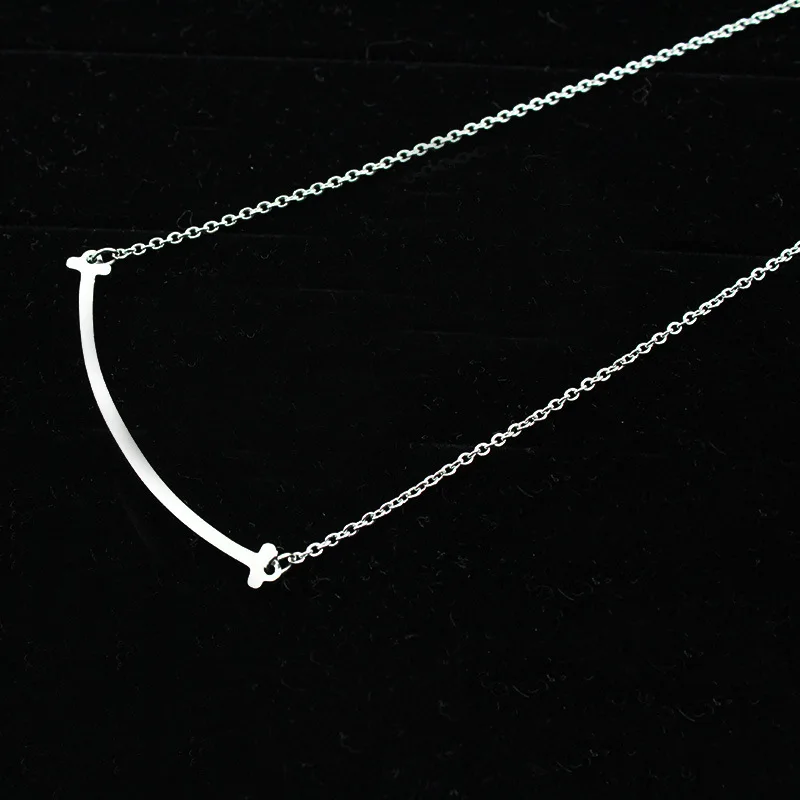 Трехцветная улыбка очень милая для меня. Ее ожерелье с таким же улыбающимся лицом