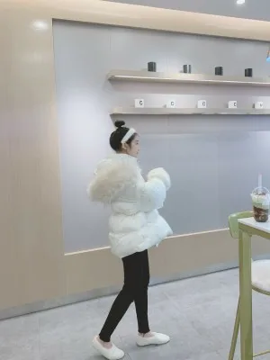 Белая зимняя куртка с хлопковой подкладкой короткая женская теплая большим