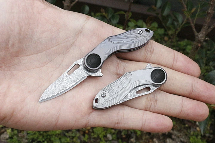 Koop Titanium Legering Zakmes Mini Sleutelhanger Mes Camping Damascus Blade Carbon Fiber Handvat Pocket Outdoor Hunt Mes Kamp Mes