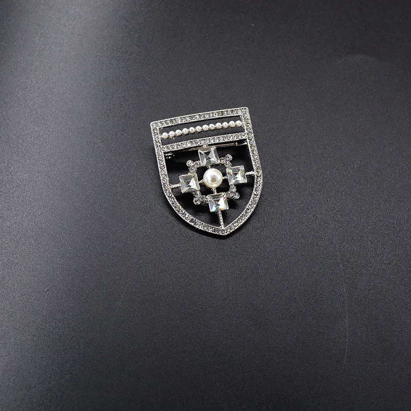 

Baroque Geometry Shield Pearl Crystal Brooches Pins Luxury Cross Flower Big Rhinestone Coat Brooch Badge For Women Bride Jewelry