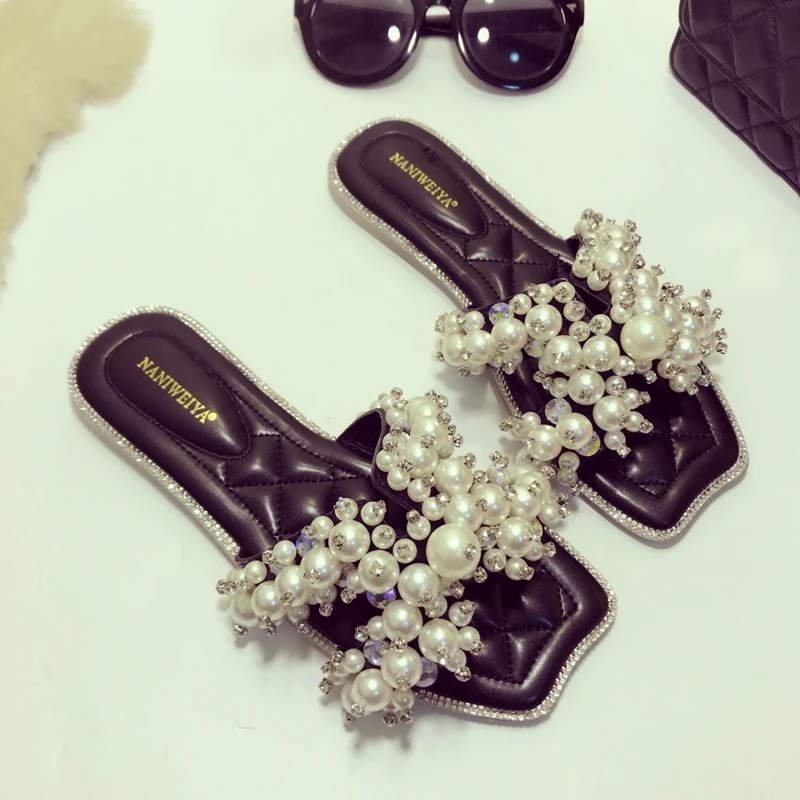 

Hot Sale Womens Pearls Rhionestones Crystal Flats Slippers Flip-flops Slides Shoes Summer Open Toe Sweet 3Colors New 2021