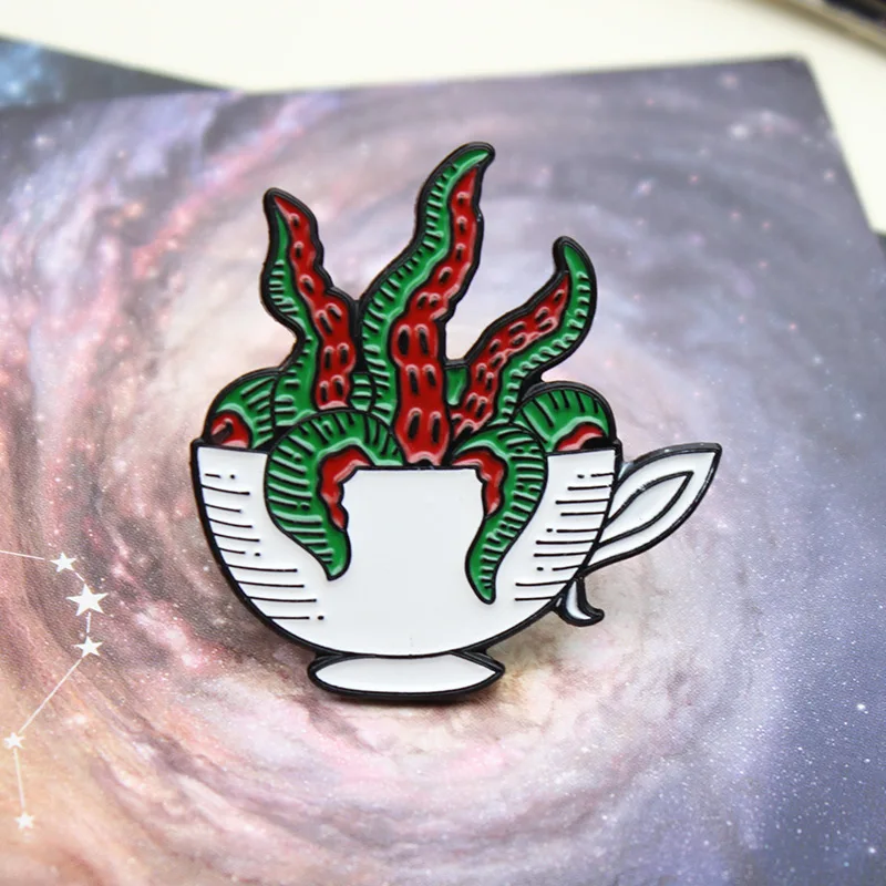 Суккуленты в модном творческом стаканчике напоминают изогнутые кусочки арбуза с семечками. Брошь-значок с персонализированным дизайном.