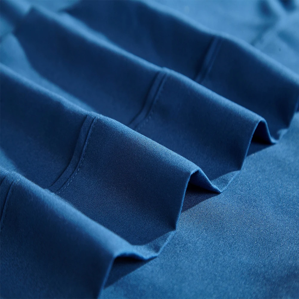 Комплект постельного белья темно-синего цвета простыня на резинке наволочка