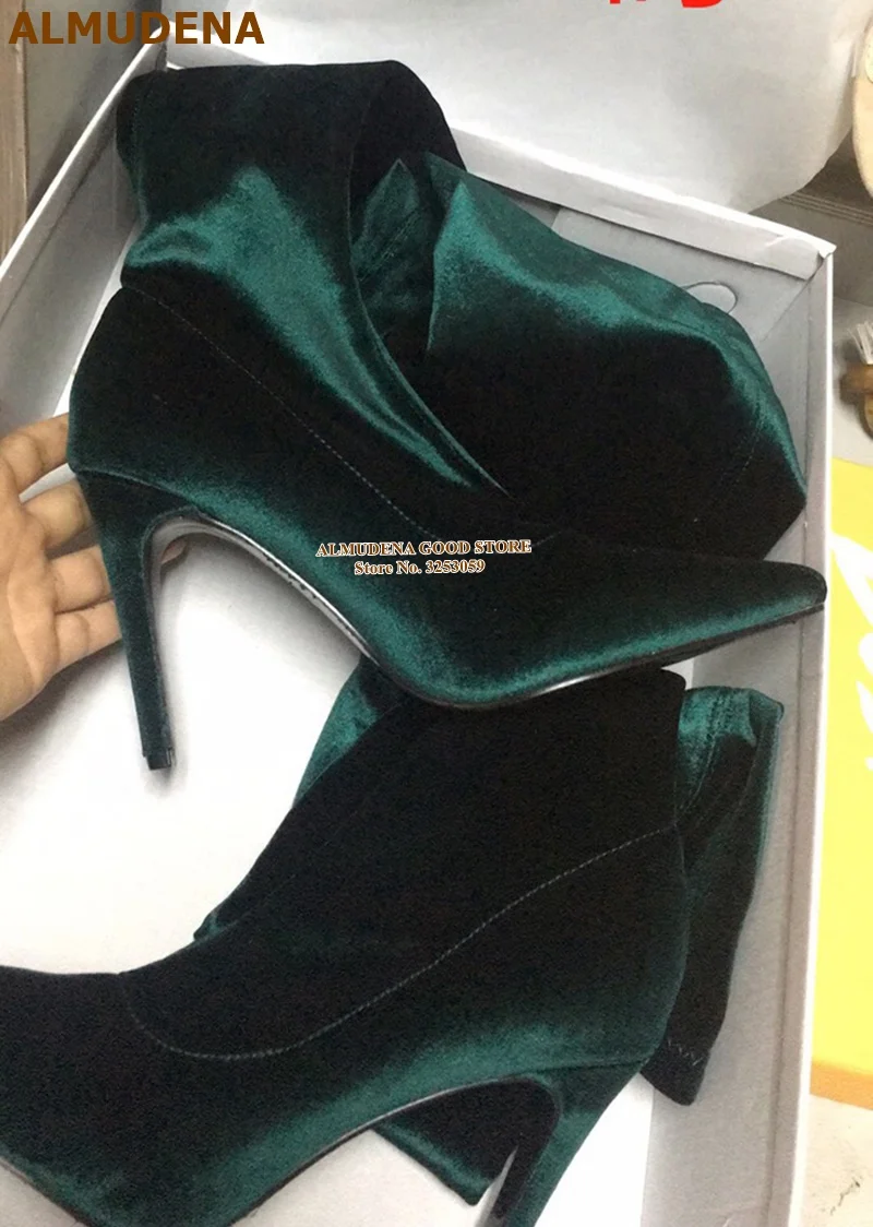 Темно-зеленые бархатные сапоги выше колена ALMUDENA с острым носком на тонком