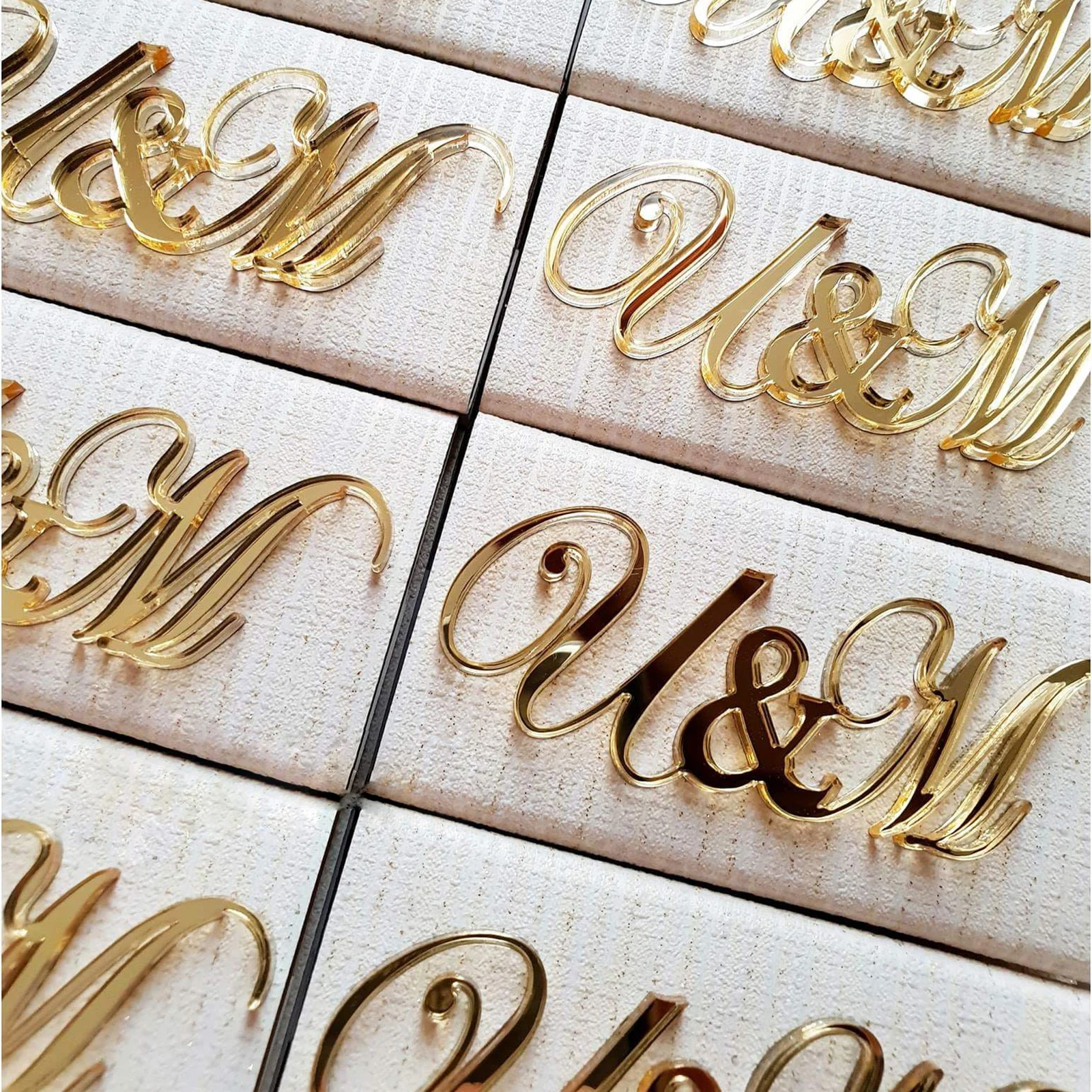 12 Pcs Personalized Gorgeous Acrylic Golden Plaques Wedding Logo Decorated Chocolate Couple Names Box Banner Anniversary Favors images - 6