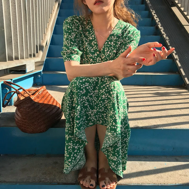 Женское платье с цветочным принтом зеленое средней длины V образным вырезом и
