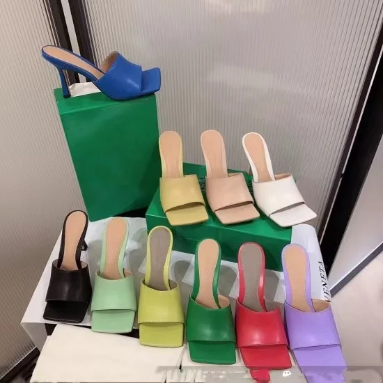 

Модные брендовые женские летние туфли из сандалии с квадратным носком кожи; Туфли-лодочки на высоком каблуке 7,5 см; Туфли-мюли без застежки