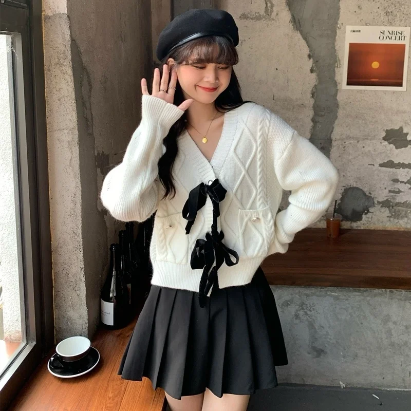 

Вязаный свитер с бантом