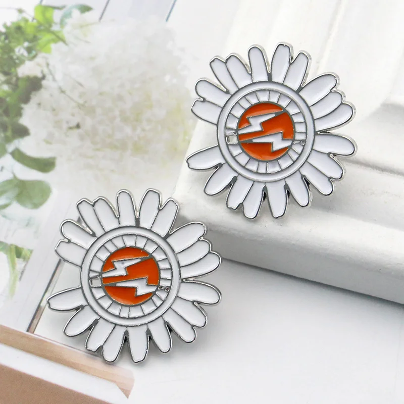 New Fashion Cute Lightning Daisies Chrysanthemum Button Pins Denim Jacket Clothes Lapel Pins Women Girls For Valentine's Day