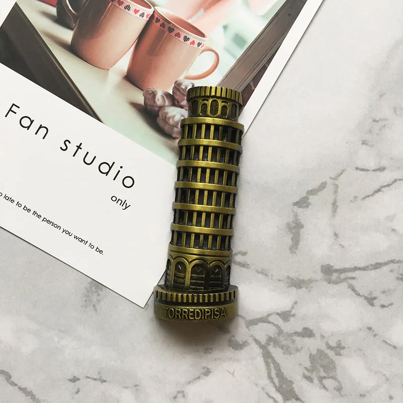 Металлический холодильник |