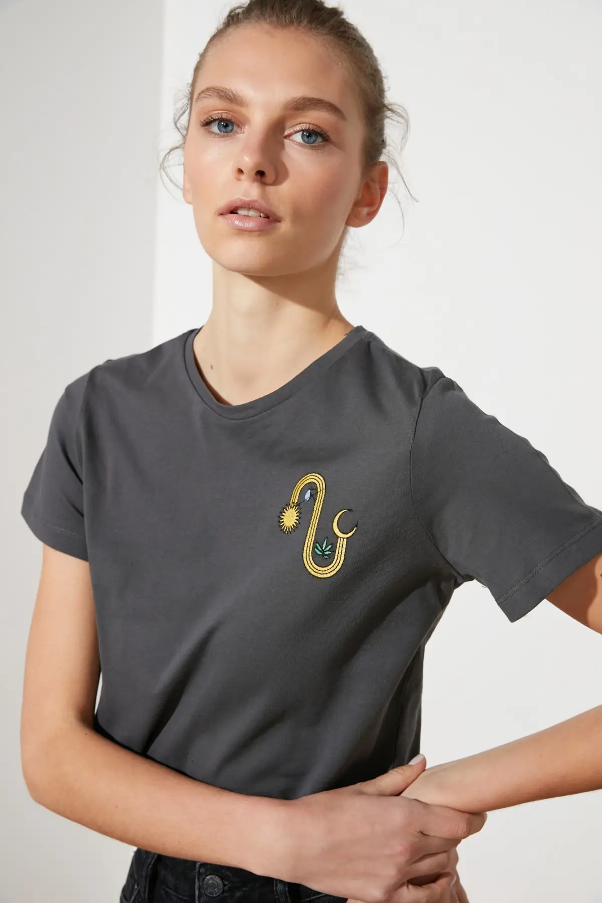 

Укороченная трикотажная футболка с вышивкой Trendyol TWOSS21TS0068