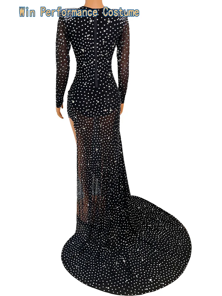 Певица ночного клуба в полном платье с бриллиантами, с длинными рукавами, с длинным подолом, ведущая модель для костюмов на подиуме.