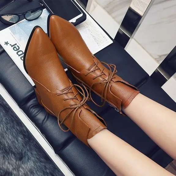 Зимние женские ботинки в британском стиле до середины икры с острым носком и