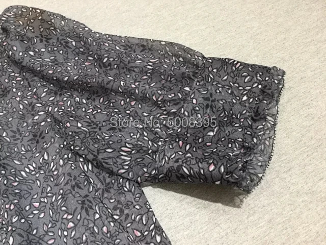 Серое платье миди с принтом воротник-рубашка пуговицами короткие рукава