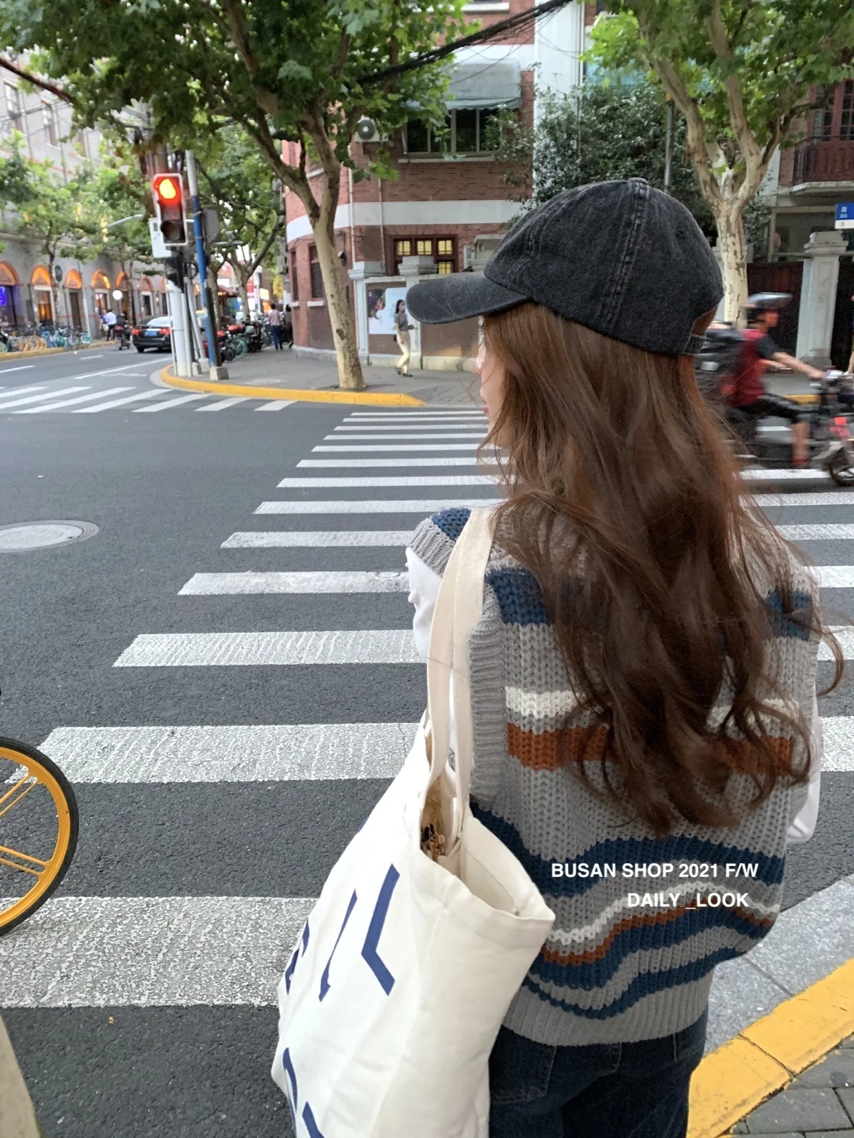 Женский дизайнерский вязаный жилет в полоску на весну и осень новый стильный