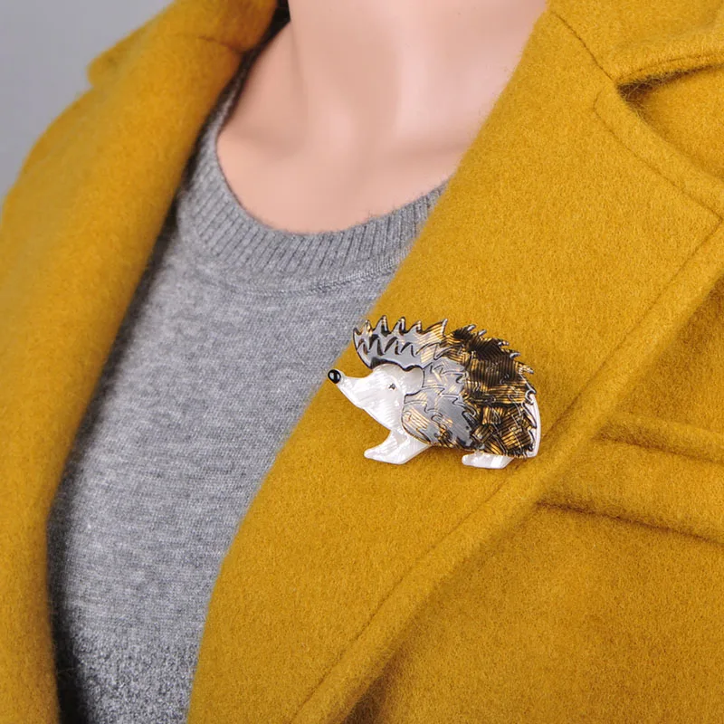 Брошь в форме Ежика коричневого цвета с текстурой животного | Украшения и