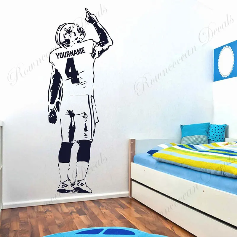 Настенная наклейка с футболистом с индивидуальным именем и номером, изготовленная из винила, для домашнего декора в стиле искусства, для комнаты мальчика, подростка, общежития, спортивных наклеек, фрески 4738.
