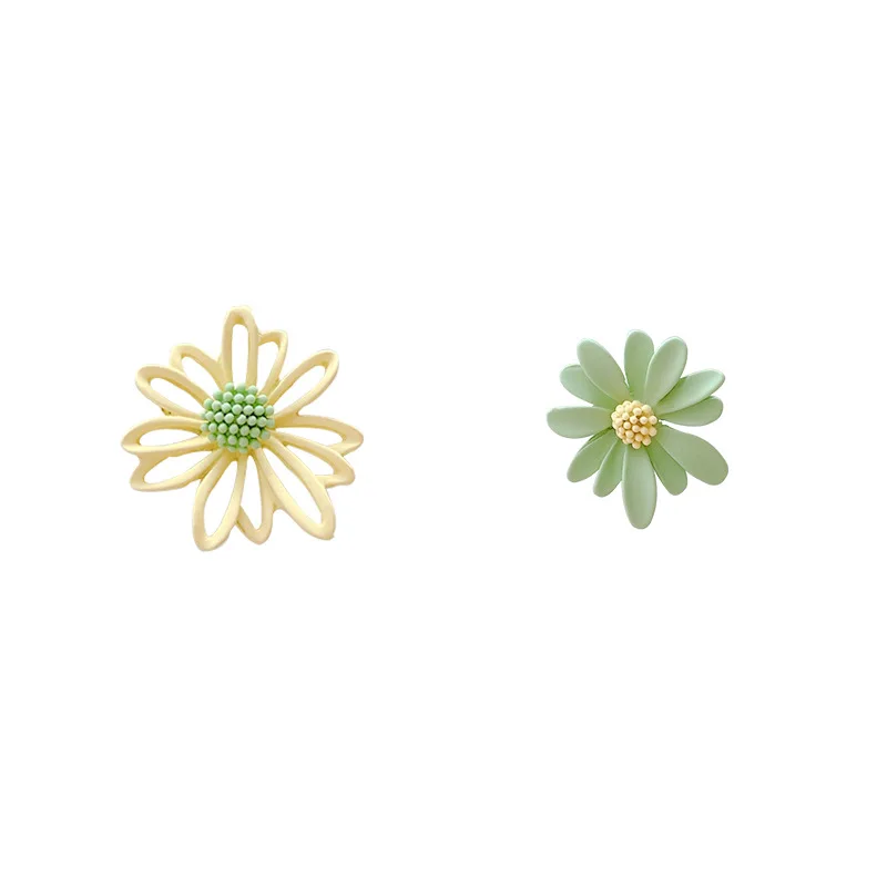 

New simple fashion high - grade sense of small Daisy earrings fresh and versatile delicate female earrings