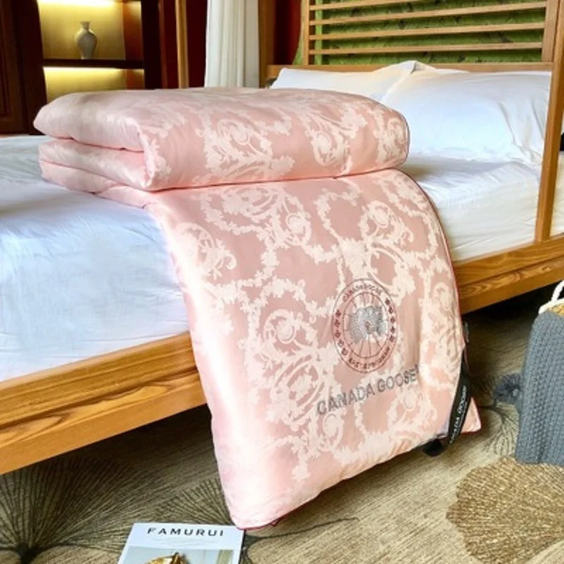

100% Pure cotton Quilt cover 70% Natural mulberry silk filling quilt Four seasons Comfortable and warm high-end Blanket