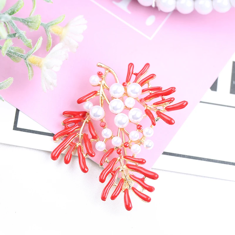 Брошь женская с эмалью VEYO красного цвета кораллом и жемчугом | Украшения