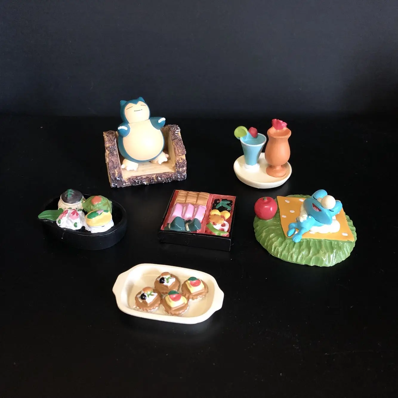 

TOMY Pokemon Action Figure Doll Pikachu Snorlax Sleep Sushi Tray Drink Tray Micro Scene Base Model