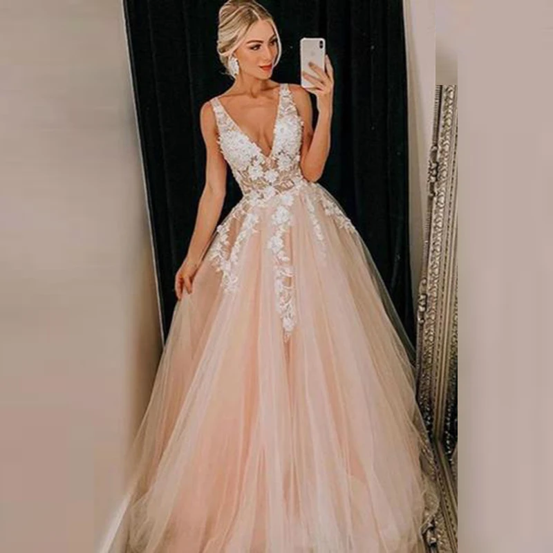 

Charming Hot Sale Blush Lace Sleeveless Bridal Wedding Dresses Back Out Plunge V Neckline Wedding Gowns for Bride Appliqued