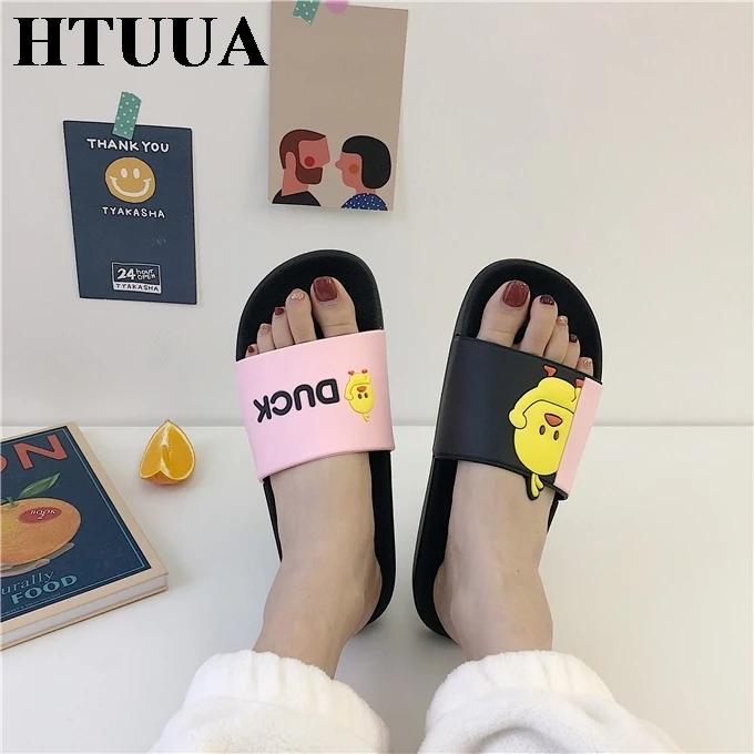 HTUUA/милые Мультяшные тапочки в виде уток; женские летние шлепанцы на плоской подошве; пляжные шлепанцы для дома и ванной; женская обувь; SX2069