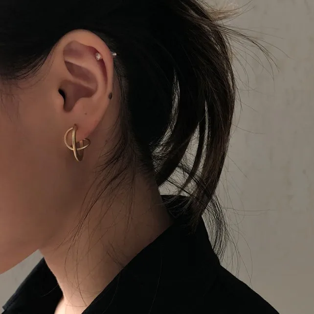 Новые модные золотые витые маленькие серьги-гвоздики металлические массивные