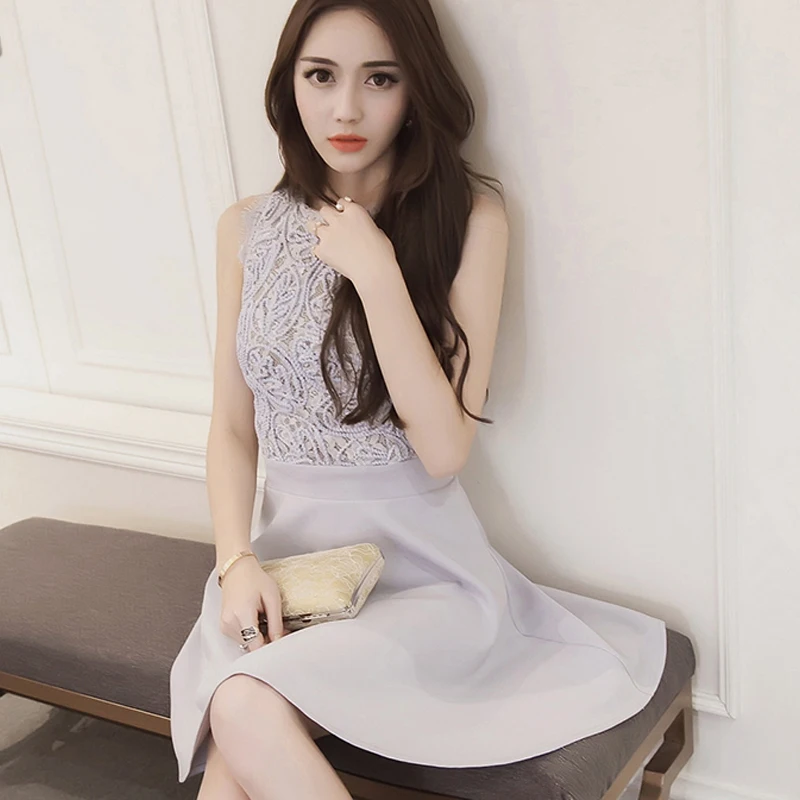 Женское кружевное платье без рукавов серое облегающее с цветочным узором и