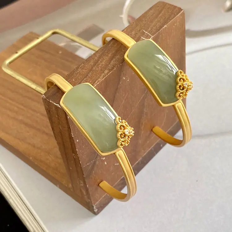 

Браслет женский прямоугольный с инкрустацией из натурального нефрита и облака