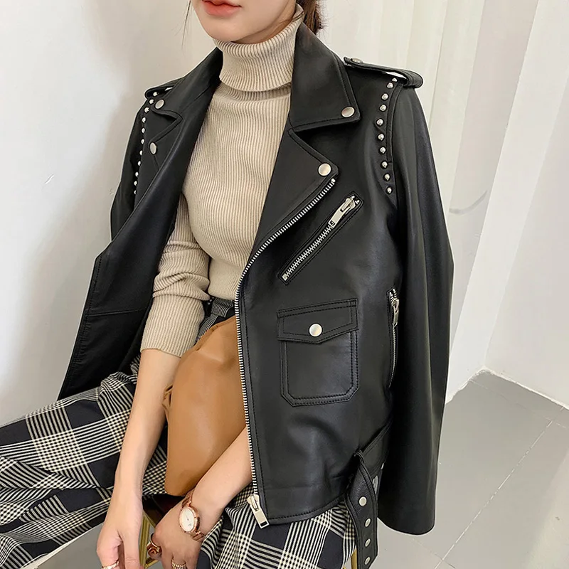 Женская кожаная куртка с заклепками черная облегающая байкерская из