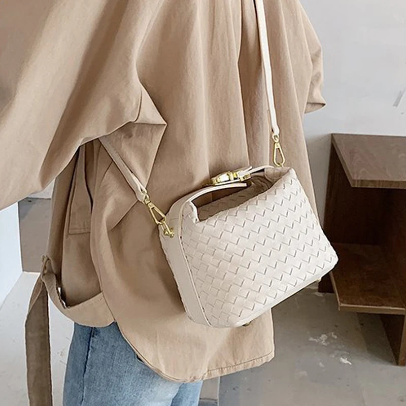 Элегантная женская плетеная маленькая сумка через плечо 2020 Новая