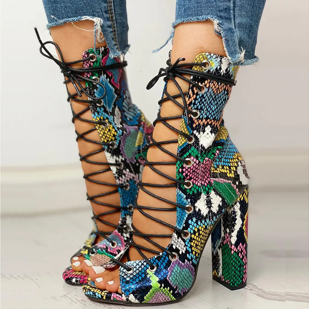 Женская обувь на шнуровке разноцветная Дамская змеиная кожа босоножки высоком